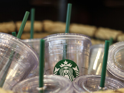 Vasos de plástico vacíos en Starbucks