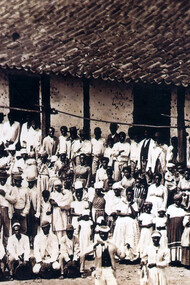 O Congado é uma celebração que une religiosidade, música e história, preservando memórias e identidades em um ato de resistência. Foto encontrada no livro "Coleção Princesa Isabel: Fotografia do século XIX", de Bia Corrêa do Lago, em que é possível ver pessoas negras escravizadas celebrando o Congado, em uma fazenda na província de Minas Gerais, Brasil, 1876