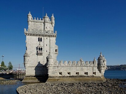 Torre de Belém na praia, em Lisboa, Portugal