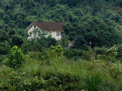 Casa no alto de um morro verde no Brasil. Cheiro de infância