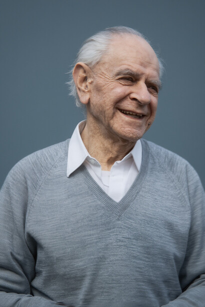 „Wir können die Schöpfer unseres Schicksals werden, wenn wir aufgehört haben, als seine Propheten zu posieren.“; Karl Popper. Bild: Karl Popper um 1987