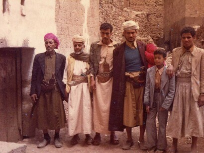 Un gruppo di persone locali posa per una foto, Sana'a, Yemen