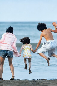 Shoplifters (Japanese: Manbiki Kazoku, meaning “Shoplifting Family”) is a 2018 Japanese drama written, directed, and edited by Hirokazu Kore-eda. Starring Lily Franky and Sakura Ando, the film follows a struggling family living on the margins of society who turn to shoplifting to survive poverty in modern Japan