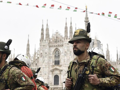 Alpini davanti al Duomo di Milano