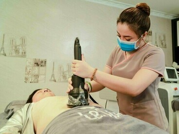 A practitioner performing a non-invasive body contouring procedure on a patient, representing the growing demand for minimally invasive aesthetic solutions