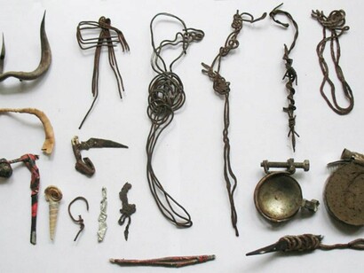 Rolando Castellón. Joyas de pobre. 2011. Instalación con objetos encontrados con que representó a su país natal, Nicaragua, en la Bienal de Venecia 2011. De alguna manera ilustra la frase de Ybarra de “hacer con tripas corazón”, esencia del rascuachismo