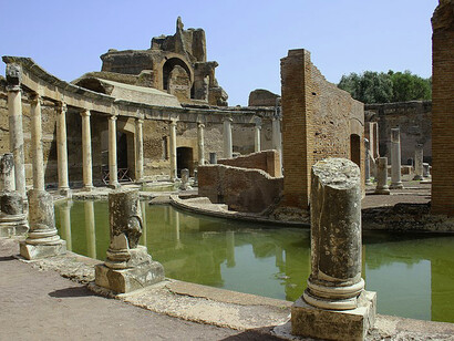 Villa Adriana, Tivoli, Italia, il "Canopo". In questo luogo è evidente il sogno di Adriano di unire tutte le terre bagnate dal Mar Mediterraneo
