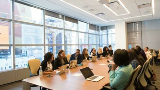 Descubra por que a Declaração Universal dos Direitos Humanos é fundamental para entender os desafios contemporâneos de diversidade e inclusão