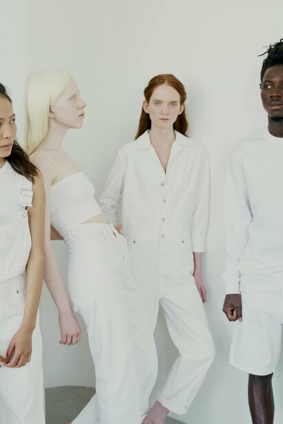 O tom de branco em si, não é aquele branco puro e sim uma espécie de off White, que é uma das opções mais escolhidas como tom claro quando o assunto é uma escolha relacionada a uma peça de roupa por não ser um branco pálido, que por muitas vezes reflete