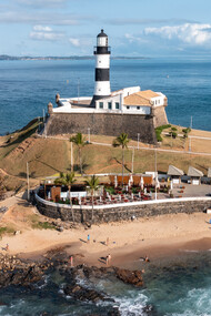 Forte de Santo Antônio da Barra, Salvador, Bahia, Brasil. Desde os primeiros anos da colonização, a construção de fortes foi uma resposta estratégica às ameaças externas e internas que o território brasileiro enfrentava. A presença de corsários e invasores europeus, aliada a conflitos com populações indígenas, exigiu a criação de estruturas defensivas robustas que garantissem a segurança dos colonos e a manutenção do domínio português