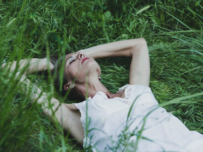 Los "psicópatas integrados", evidentemente, son aquellos que han conseguido llevar a cabo una vida con cierto nivel de integración social y comunitaria.  Mujer psicópata tirada en el pasto 