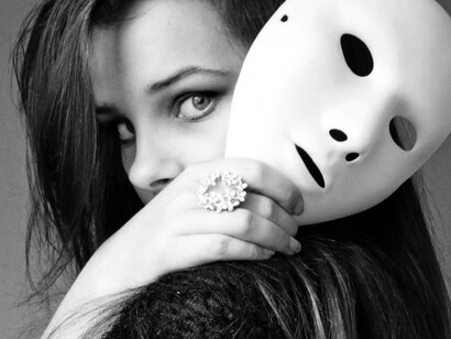 Mulher escondida depois de uma máscara