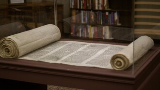 Un Golem è una creatura mitica della tradizione ebraica, composta di argilla o terra, a cui viene data vita tramite riti mistici e l'uso di lettere sacre, la sua leggenda inizia nella Torah, testo sacro ebraico