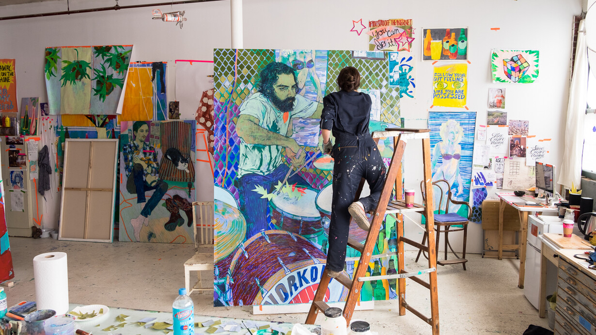 Hope Gangloff, trabajando en su estudio, celebra la diversidad y la complejidad del individuo moderno