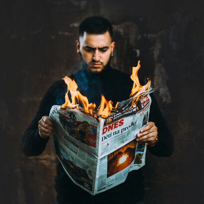Printed media in flames: fake news is generated, presented and disseminated as facts