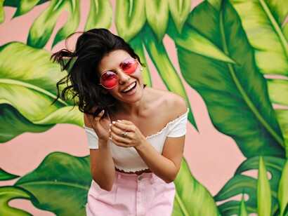 Os óculos de sol também entram na tendência retrô-futurista, com armações inspiradas nos anos 1990 e lentes coloridas que adicionam personalidade ao look