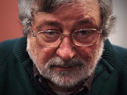 Escuchando sus viejas canciones, que me han acompañado por decenios y entre ellas, escuché “Piccola città” que habla de las calles, de la vida y de su juventud prisionera en estas mismas murallas gastadas. Francesco Guccini