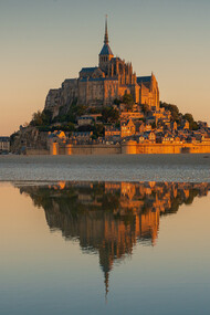 Para los viajeros que buscan experiencias inolvidables, estas cinco propuestas ofrecen la oportunidad de descubrir lugares únicos y vivir momentos extraordinarios. Entre ellas, el Monte Saint-Michel, Francia, es una ciudad medieval en Normandía que cambia entre isla y península según las mareas