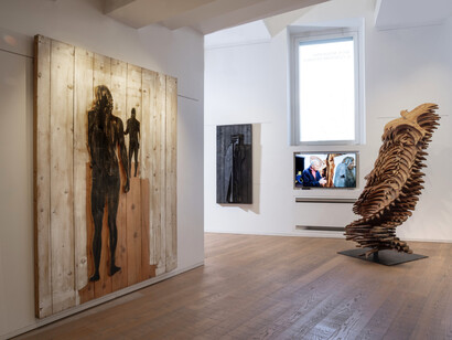 Mario Ceroli, Mito e materia, vista della mostra. Cortesia di Tornabuoni Art