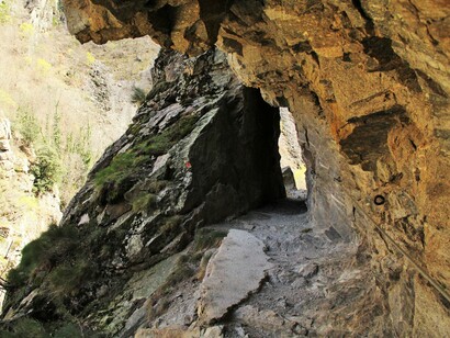 Pequeño túnel en les gorges de Carança Foto: Sabrina Guitart