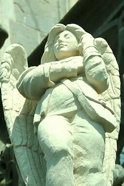 "Ángel con teléfono celular", escultura de Ton Mooy instalada en la Catedral de San Juan, Den Bosch, Brabante Septentrional, Países Bajos, 2011