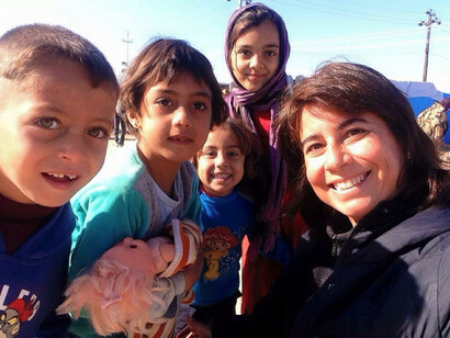 Autora com crianças sírias em campo de refugiados no Iraque
