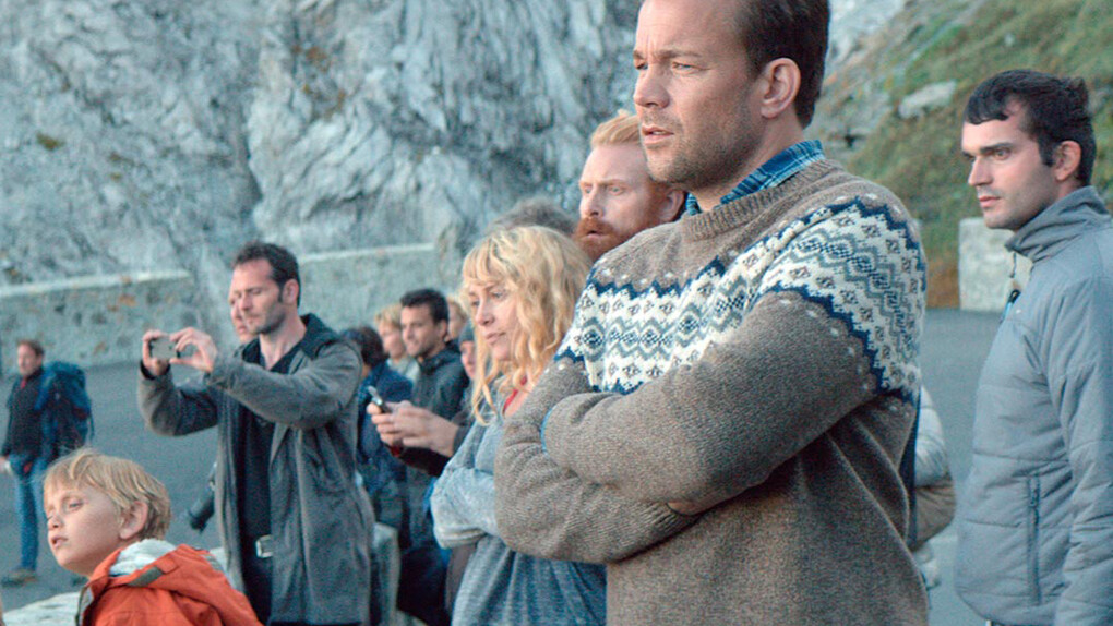 Fuerza mayor. Los protagonistas observan el paisaje desde su hotel