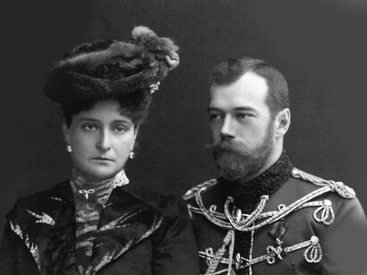 Nicolás y Alejandra, zar y zarina de Rusia, primo segundo y tía de Alicia