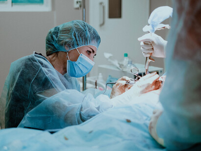 Doctora y su equipo durante una operación