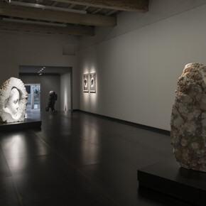 Jaume Plensa, Murmuri, exhibition view. Courtesy of Senda Gallery