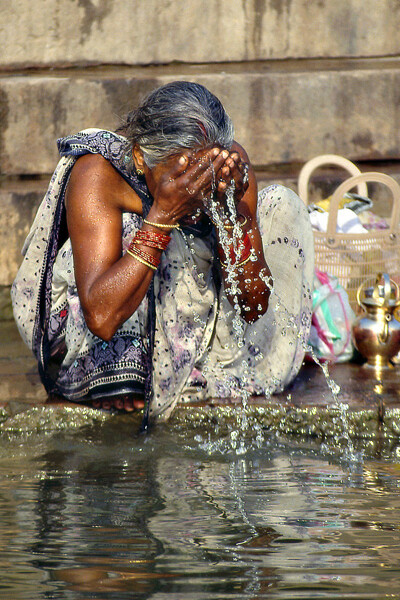 Varanasi, India – Donna compie le abluzioni  sulla riva del Gange. Ph Sergio Pessolano