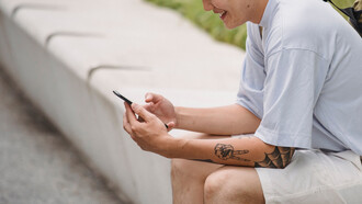 Sensação de felicidade provocada pelo feed de um aplicativo no celular 