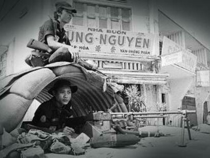 Soldato sudvietnamita utilizza un fucile BAR, 10 marzo 1968