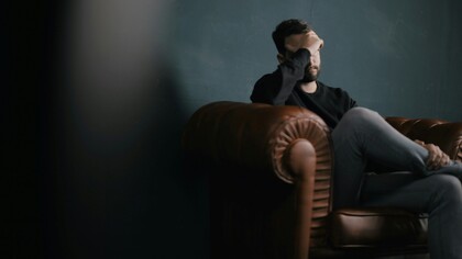 Tra i principi di una società aperta e la realtà dello sfruttamento quotidiano si apre una distanza che obbliga a interrogarsi sul significato concreto di accoglienza, integrazione e giustizia sociale