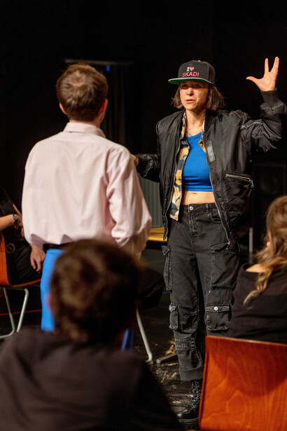 Sneaker oder was bleibt uns übrig. Courtesy of the Deutsches Theater