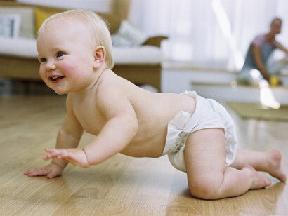 Un niño gateando por su casa