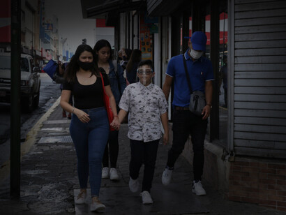 Uno de ellos, el de eliminar el uso de las mascarillas para la atención de la covid y de liberar a la población de la vacunación obligatoria, fue una cesión que hizo a los grupos pentecostales y antivacunas