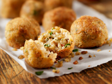 Secondo il parere dell'Accademia della Crusca entrambe le versioni arancina/arancino sono corrette, dipendendo solo dalle varianti parlate nelle differenti aree geografiche