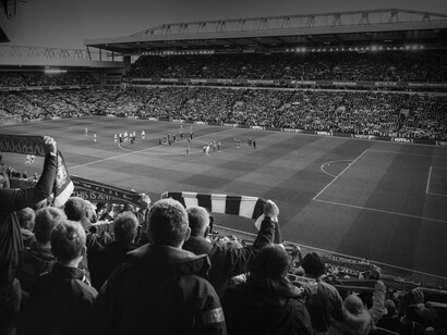 Personas asistiendo a un partido. En el fútbol salen a la luz los compartimientos racistas que aún dividen a la sociedad