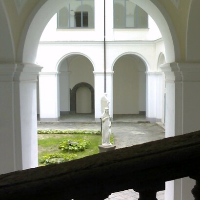 Proprio in questo convento iniziarono i suoi contrasti con l’ortodossia religiosa, che lo portarono a mettere in discussione dogmi e tradizioni dell’ordine. Chiostro del convento di San Domenico Maggiore, Napoli, Italia