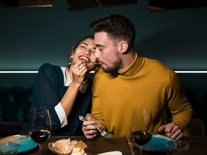 Fede, reticente a comer pulpo, “esos animales tan inteligentes”, se dejó persuadir por Miriam: Estamos en Galicia y un día es un día. No podemos hacer un feo a la cocina gallega