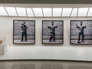 “Dropping a Han Dynasty Urn” de Ai Weiwei. Onde facilmente e com livre-arbítrio destrói objetos de valor sentimental e patrimonial ao seu país, objetos esses, com mais idade do que jamais a ciência nos poderá proporcionar