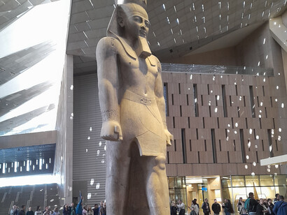 Cuando miro el GEM, veo una verdad simple: la cultura es el único territorio que nunca se pierde. Ramsés II GEM, Meseta de Giza, Egipto