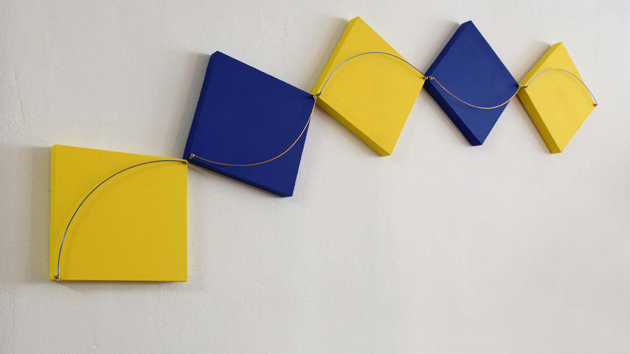 Quintetto 2015, acrilico e filo di rame su tela, 42 x 210 cm