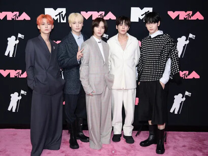 O grupo TXT no pink carpet do Video Music Awards em 2023
