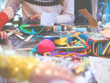 Guirlandes, papier, couleurs : le workshop transforme l’espace en laboratoire d’expériences collectives