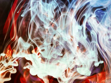 Secondo le teorie più diffuse, le fiamme gemelle sarebbero due metà della stessa anima destinate a favorire un reciproco percorso di crescita spirituale