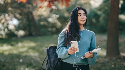 Auricolari. E allora, ho deciso di farmi un regalo. Ho indossato gli auricolari e ho ascoltato di nuovo la musica, mentre camminavo, per ricordarmi di me