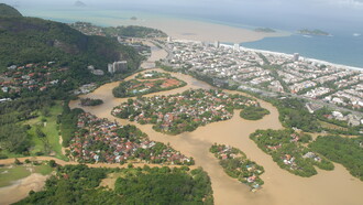 O desastre da região da baixada de Jacarepaguá e suas várias "cidades", fruto do crescimento urbano desordenado. Foto de Mario Moscatelli