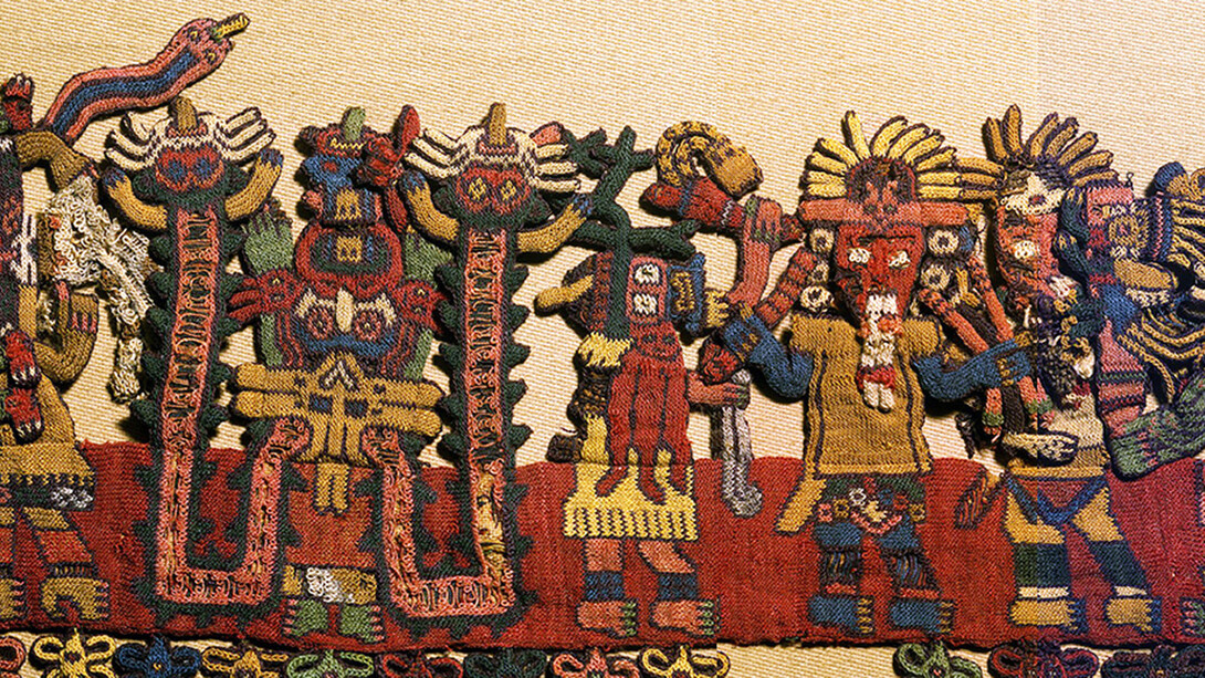 Textiles vivos que cambian el ambiente. Este manto, o capa, extraordinariamente complejo, es uno de los textiles andinos más reconocidos del mundo. Se utilizaba como objeto ceremonial. Las figuras que decoran el borde, creadas mediante tejido con aguja, se han interpretado como un microcosmos de la vida en la costa sur del Perú hace dos mil años, Naza textil, Peru